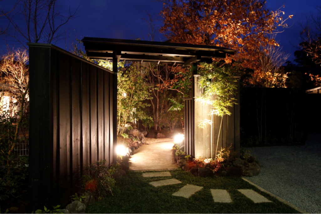 夜のライトアップと静寂