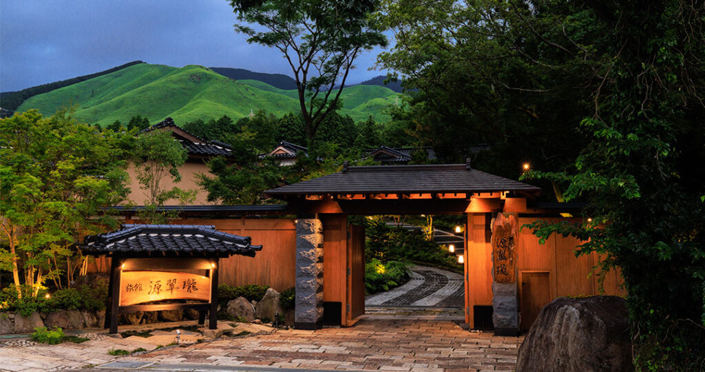 1-森と石畳が誘う到着の瞬間